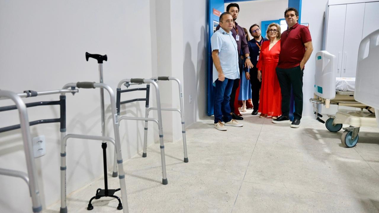 grupo de pessoas posa para a foto